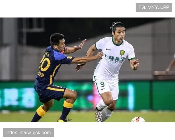 方镜淇后场处理球失误送礼 三镇门将超巨失误登上热搜